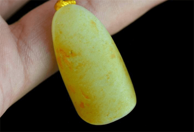 翡翠戒指女品牌和田玉什么皮色最值钱？这三种皮色值得收藏！   第1张