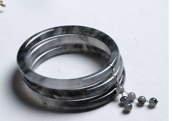 春彩翡翠黑冰原石切垮成乌鸡种翡翠：玉雕师妙手回春，最后成品价值飙升  第6张