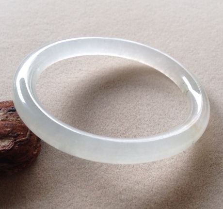 翡翠挑选白色冰种翡翠手镯价格高吗？这么贵的宝贝要如何挑选？   第2张