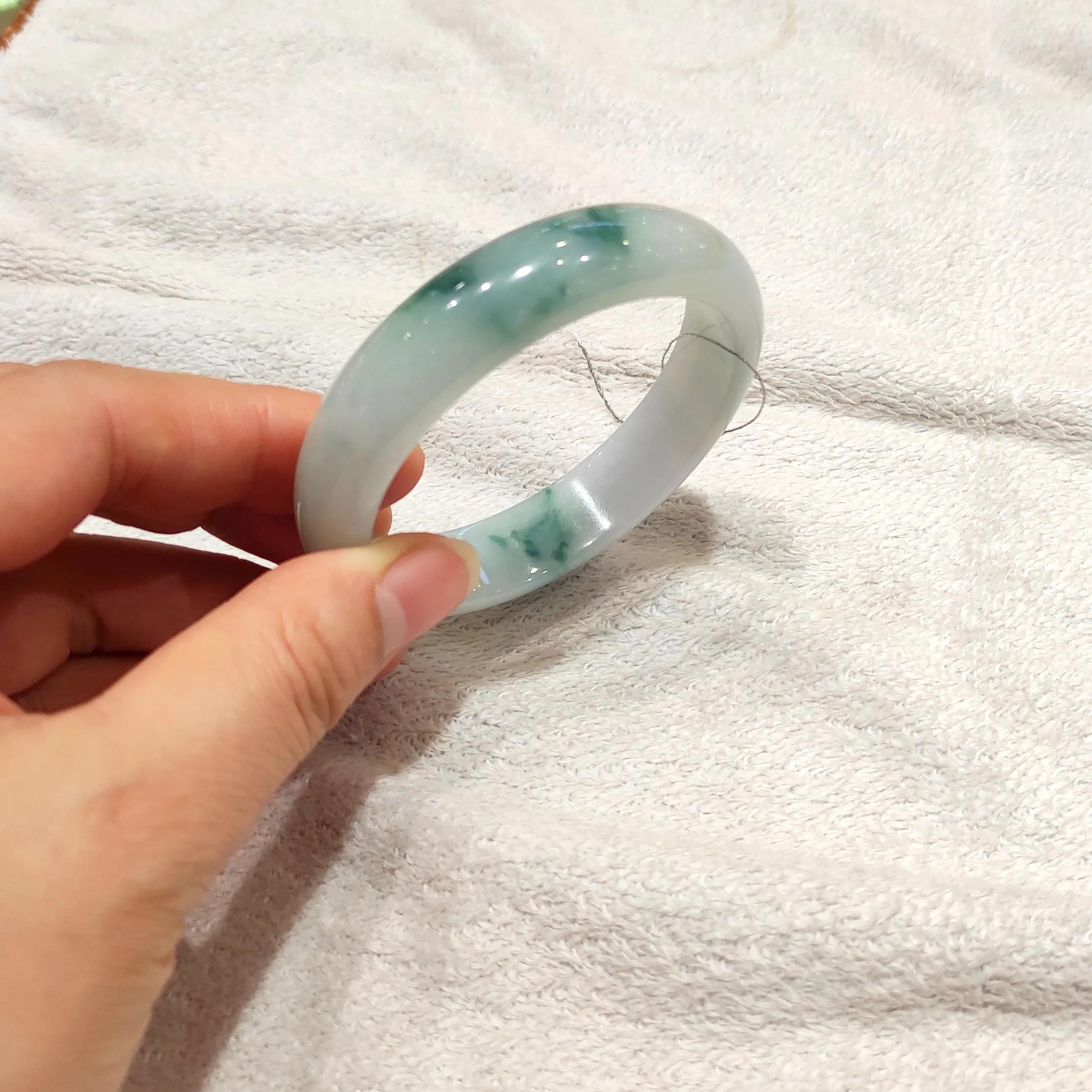 飘蓝花手镯在翡翠玉里的价值怎么样？  第4张