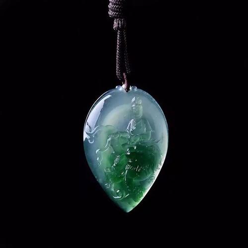 翡翠手镯什么叫扣手解决你的翡翠困惑，翡翠会不会越戴越绿  第4张