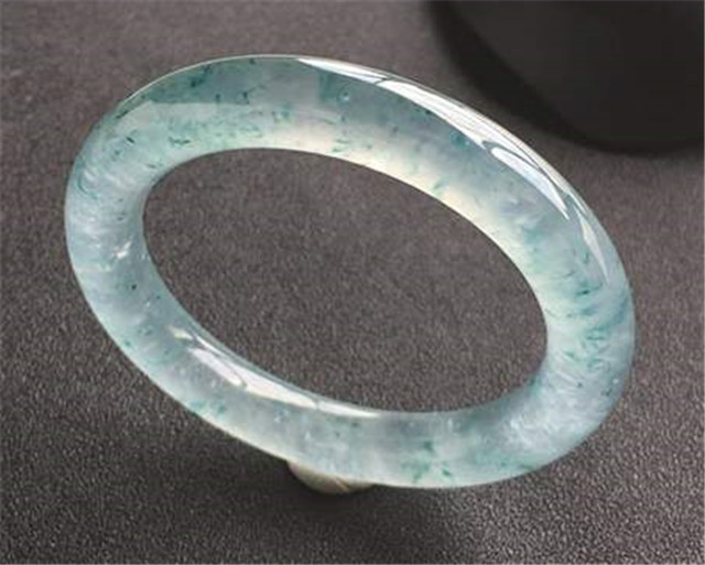 黑翡翠手串能卖多少钱蓝水飘花翡翠手镯价格高吗？看它是否满足这些条件！   第2张