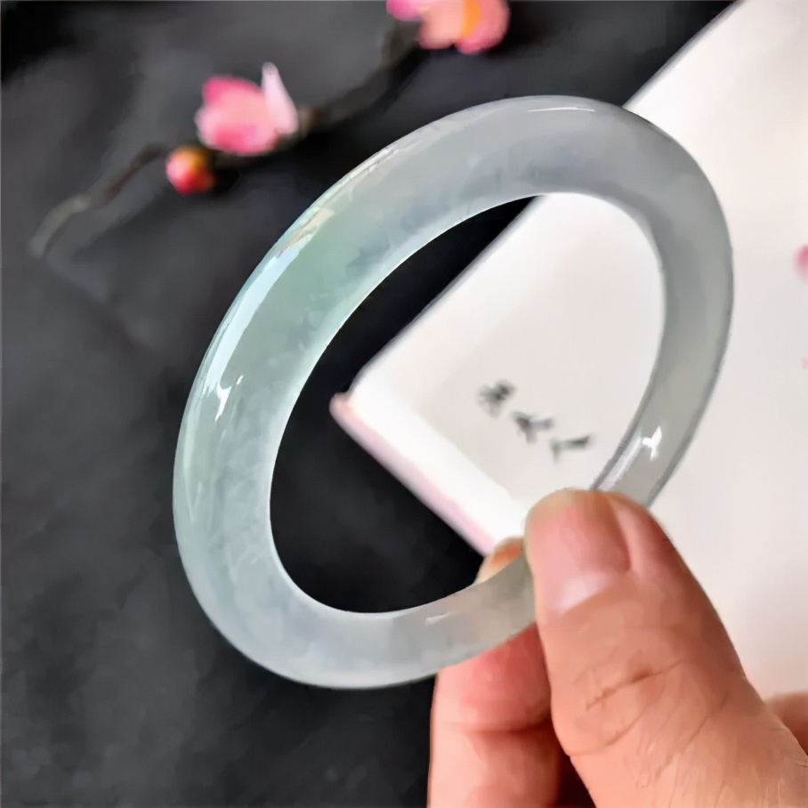 翡翠价格节节高升，你心仪的翡翠手镯真的值那么多吗？  第3张