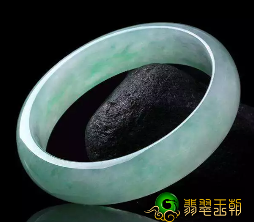 怎么选翡翠原石视频怎样购买翡翠玉镯子 看这6个小技巧   第1张