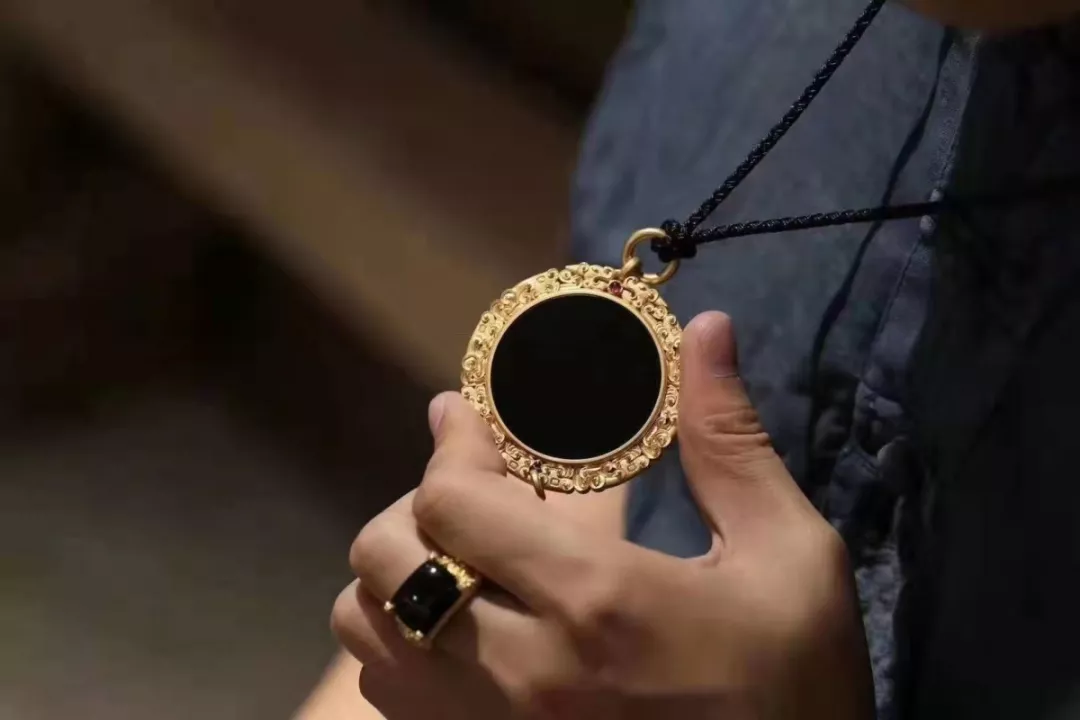 翡翠界的黑马，在时尚界也颇受欢迎，墨翠值不值得收藏你说了算  第2张