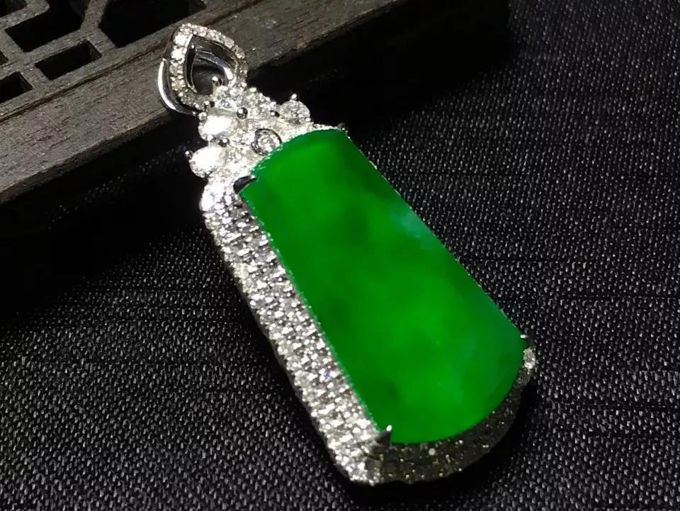 什么是翡翠挂件？挂件又要怎么挑选？  第3张