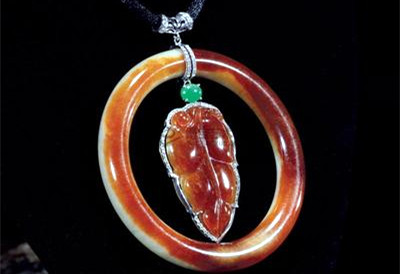 辨别翡翠的翡翠的价值，由颜色来决定，不服也得服  第2张