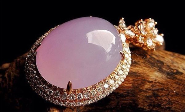 翡翠的绿色是怎样形成翡翠起胶好还是冰透好？翡翠好不好要看这些因素！   第4张