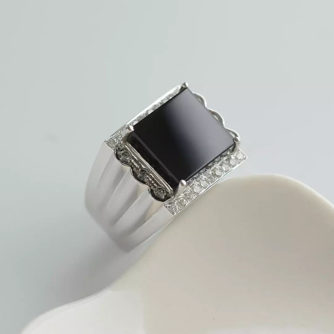 一万元糯冰种翡翠图片我们一起找不同：这两种黑色玉石你分得清吗？  第10张