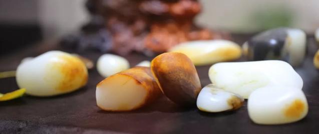 一块沁料和田玉盘了三年之后，成了这副模样  第2张