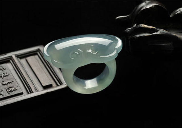 翡翠的绿色是怎样形成翡翠起胶好还是冰透好？翡翠好不好要看这些因素！   第2张