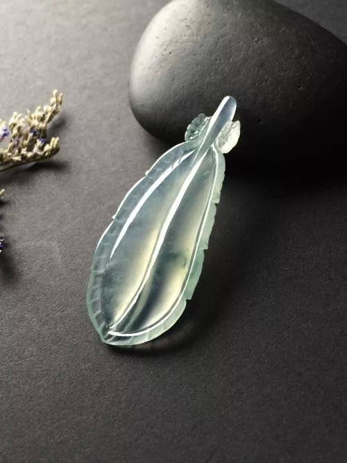 色差一点，价差十倍！那些色不足的翡翠，凭什么价值却很高？  第12张