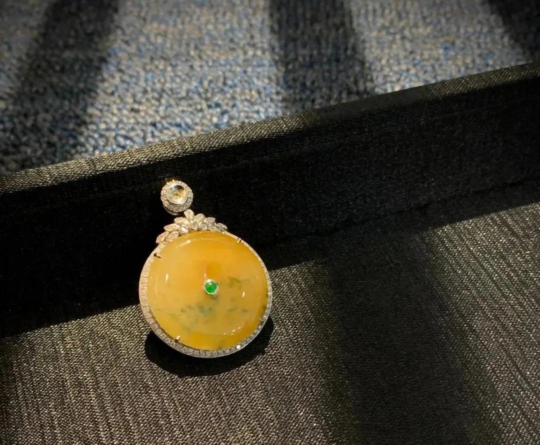 “红翡绿翠紫为贵”，黄翡真的不如绿翠吗？  第2张