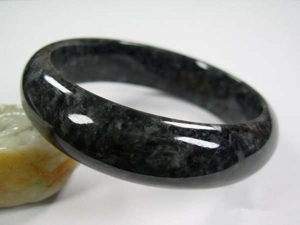 红翡绿翠紫为贵？如何通过看色判断翡翠价值？一文给你讲透  第5张