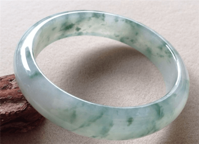 图片翡翠吊坠翡翠有瑕疵要怎么处理？完整攻略手把手教你！   第1张