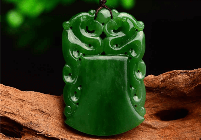 金镶翡翠手镯和田碧玉吊坠一般多少价位？选购的时候我们要注意什么？   第1张