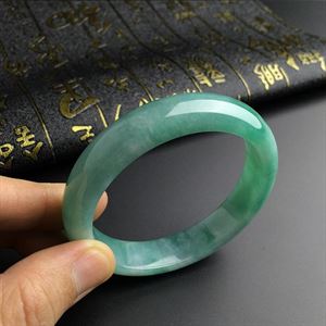 你的翡翠手镯到底值多少钱？5分钟弄懂翡翠手镯价格  第5张