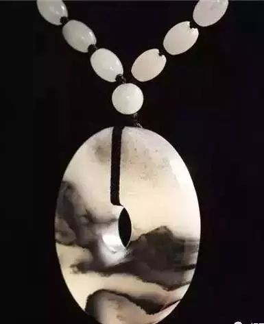 一万元糯冰种翡翠图片我们一起找不同：这两种黑色玉石你分得清吗？  第4张