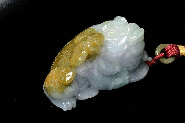 带绿飘蓝花翡翠手镯翡翠起荧光什么意思？小心买到假翡翠！   第1张