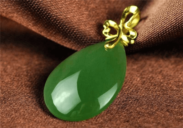 金镶翡翠手镯和田碧玉吊坠一般多少价位？选购的时候我们要注意什么？   第3张