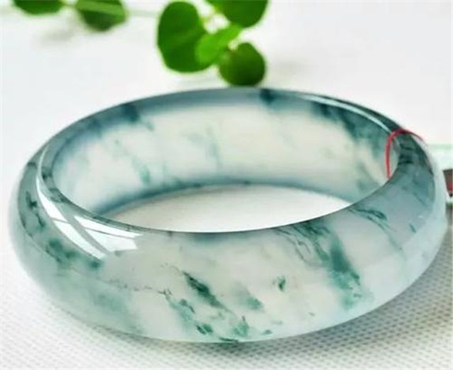 黑翡翠手串能卖多少钱蓝水飘花翡翠手镯价格高吗？看它是否满足这些条件！   第1张