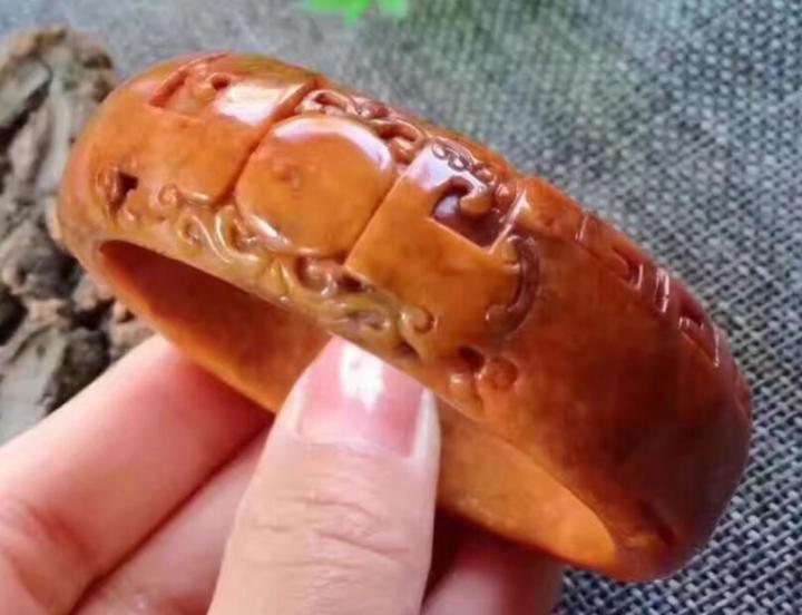 a货翡翠手镯怎么易碎翡翠的价格价值定价参考体系——以翡翠手镯为例  第11张