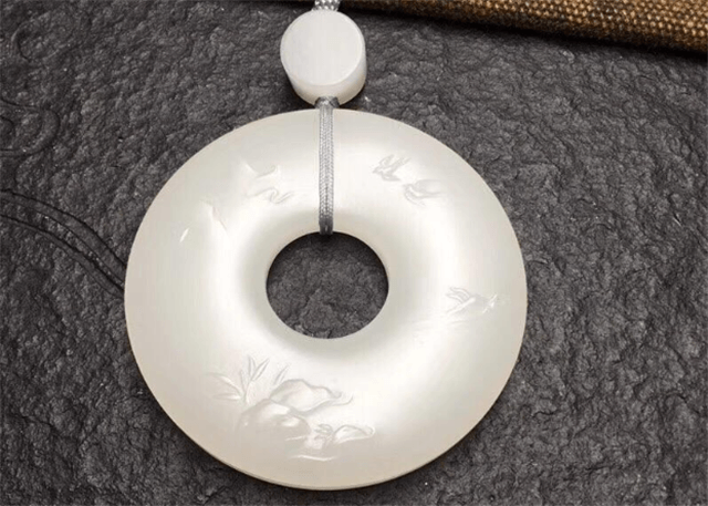 如意翡翠吊坠图片大全和田玉是不是每个人都可以戴？佩戴它到底有什么好处？   第3张