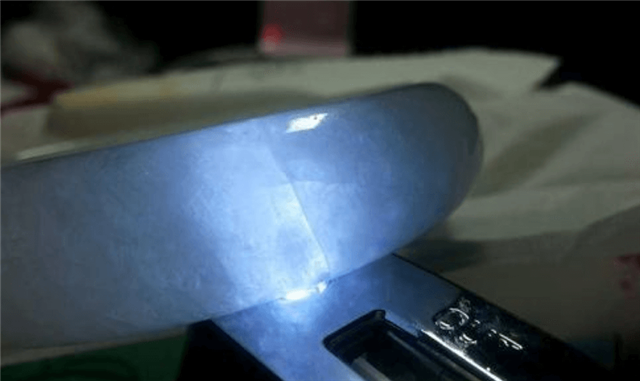 翡翠的品种及价格有瑕疵的翡翠手镯值得买吗？不同瑕疵不能一概而论   第2张