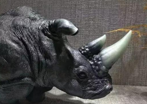 春彩翡翠黑冰原石切垮成乌鸡种翡翠：玉雕师妙手回春，最后成品价值飙升  第4张