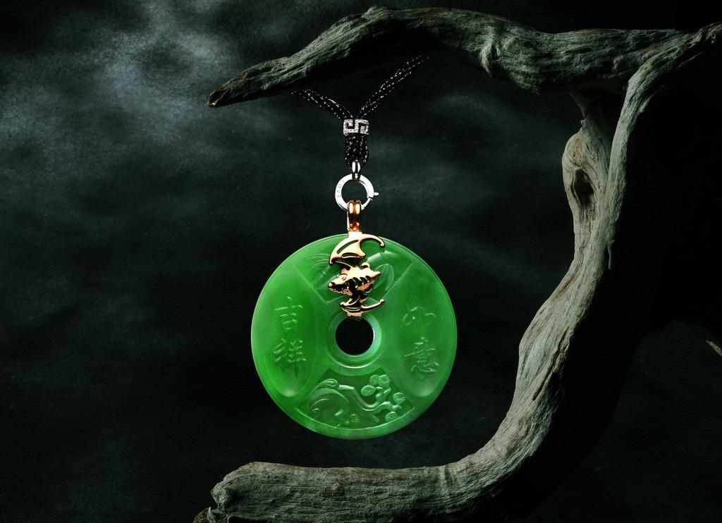 翡翠手镯什么叫扣手解决你的翡翠困惑，翡翠会不会越戴越绿  第1张