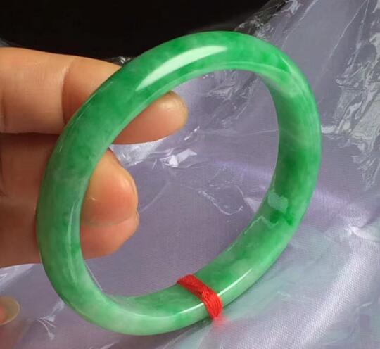 a货翡翠手镯怎么易碎翡翠的价格价值定价参考体系——以翡翠手镯为例  第21张