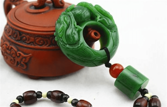 金镶翡翠手镯和田碧玉吊坠一般多少价位？选购的时候我们要注意什么？   第4张