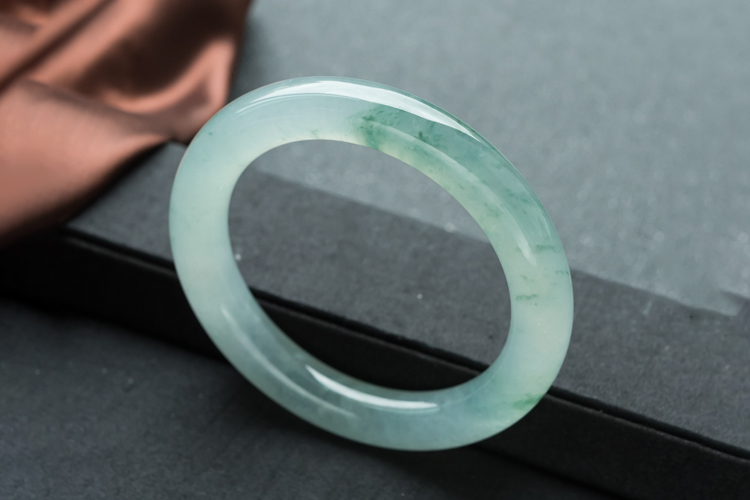 冰种翡翠与冰糯种一字之差，为什么价格会差距如此大  第2张