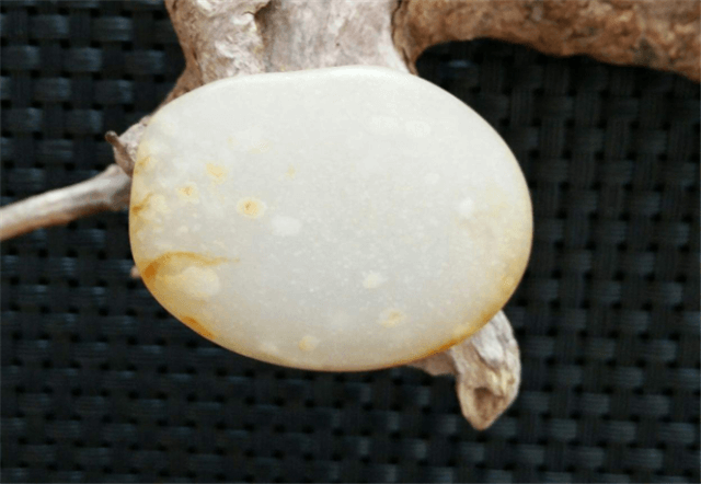 翡翠手镯有点黄翡好的和田玉有雪花棉吗？雪花玉到底是怎么回事？   第2张