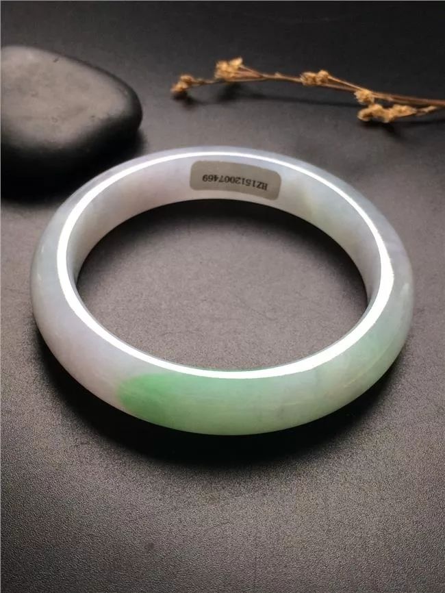 春带彩翡翠手镯价值高吗？为什么它会出现“见光死”现象？  第7张