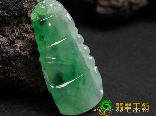 翡翠蓝飘花手镯价格翡翠圆竹的历史典故：什么是翡翠圆竹 