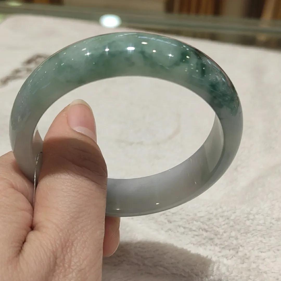 飘蓝花手镯在翡翠玉里的价值怎么样？  第2张