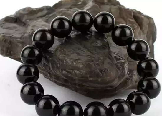 翡翠项链绿多少钱盘点！五种辟邪的黑色宝石玉器，越黑越招人喜欢！  第4张