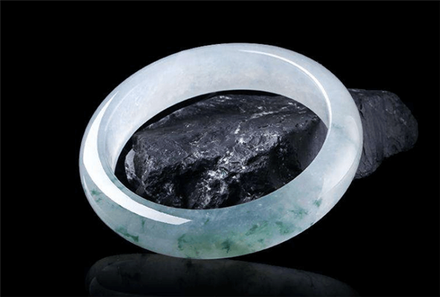 翡翠原石哪怎么卖出去翡翠手镯上的瑕疵有多少种？对价值的影响一样吗？   第2张