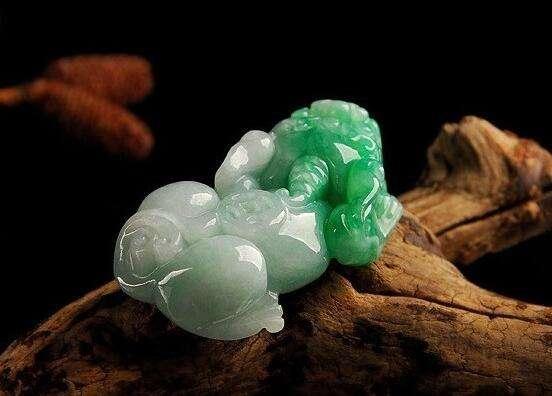 翡翠吊坠哪个颜色好翡翠貔貅如何才能更招财 翡翠貔貅应该如何挑选 
