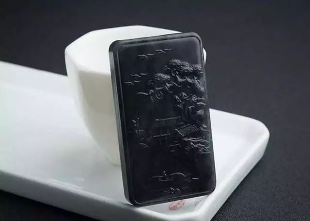 一万元糯冰种翡翠图片我们一起找不同：这两种黑色玉石你分得清吗？  第3张