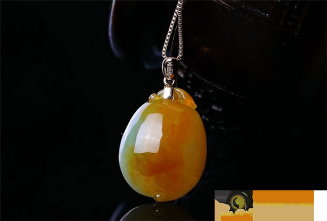 翡翠原石木那姐堆特点一般翡翠项链吊坠价格多少？本文详尽对你说！   第1张