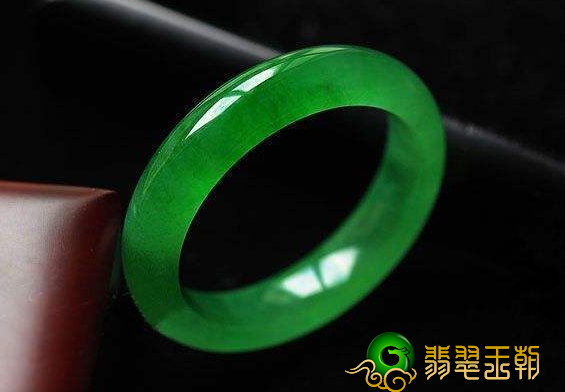 糯种翡翠毛料图片翡翠手镯送礼物有什么重视？ 这一份手镯送人和佩戴常见问题一定要掌握   第1张