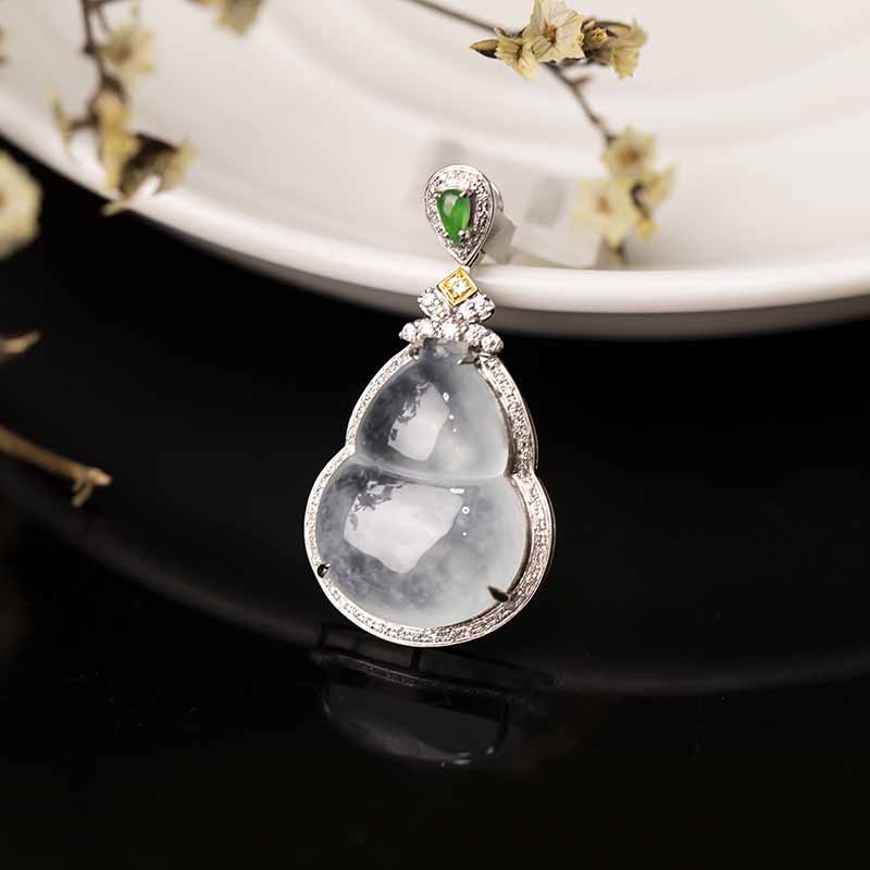 你还在嫌弃无色翡翠，别人已早早认识到它的价值了  第4张