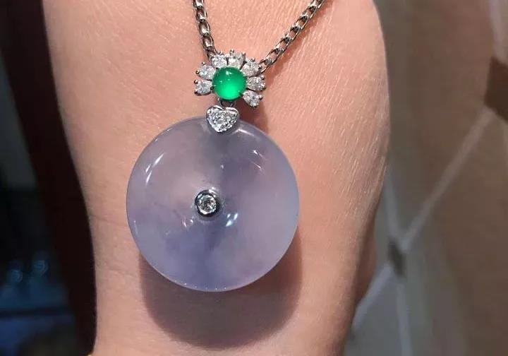 什么是翡翠挂件？挂件又要怎么挑选？  第12张