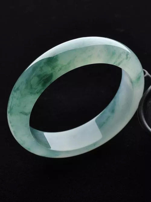 色差一点，价差十倍！那些色不足的翡翠，凭什么价值却很高？  第11张