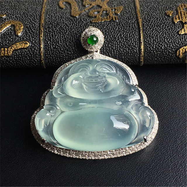 翡翠手镯和吊坠白冰种佛公值钱吗？原来它的价值这么高！   第1张