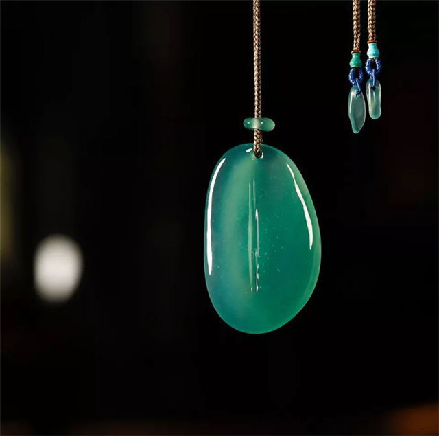 1万左右的翡翠手镯图片挑选翡翠吊坠有讲究，这几点必须知道！   第2张