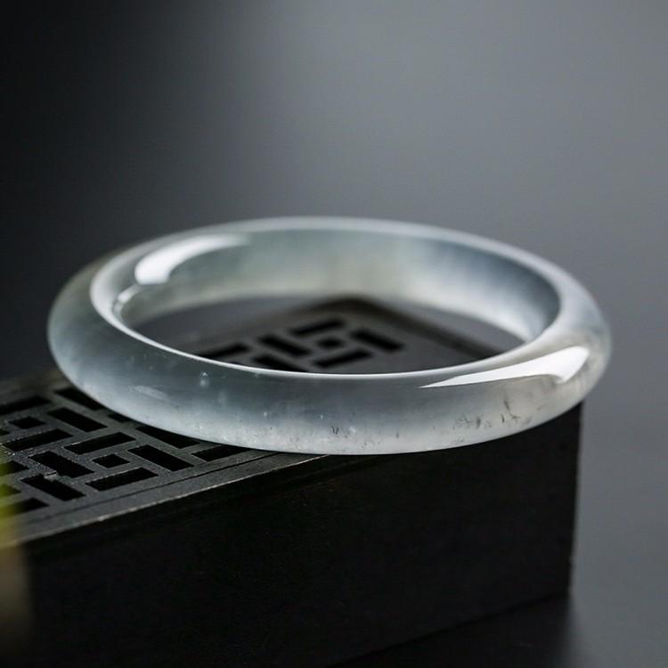 你还在嫌弃无色翡翠，别人已早早认识到它的价值了  第2张