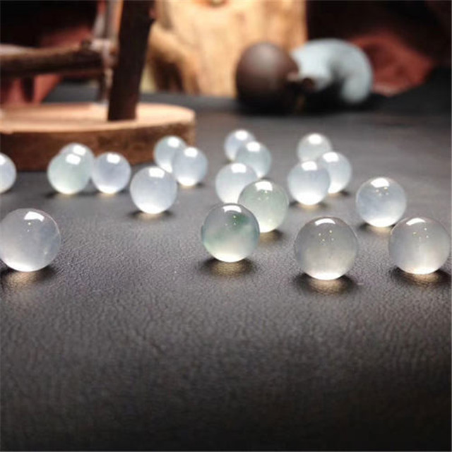 翡翠镶嵌戒指价格如何什么是白翡翠珠子？带你全面认识它！   第3张